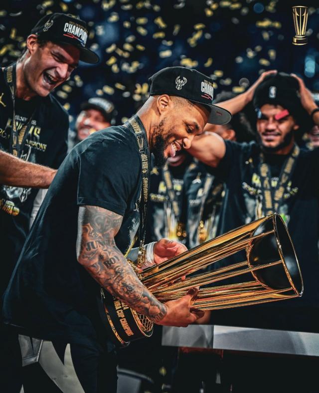 接事业运！利拉德杯赛夺冠又获阿迪达斯终身合同