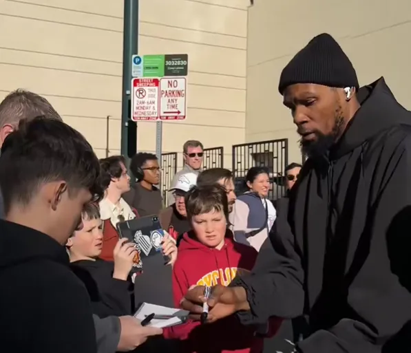 MK体育官方网站-偶像！杜兰特今日赛前在球馆外为等候球迷亲切签名